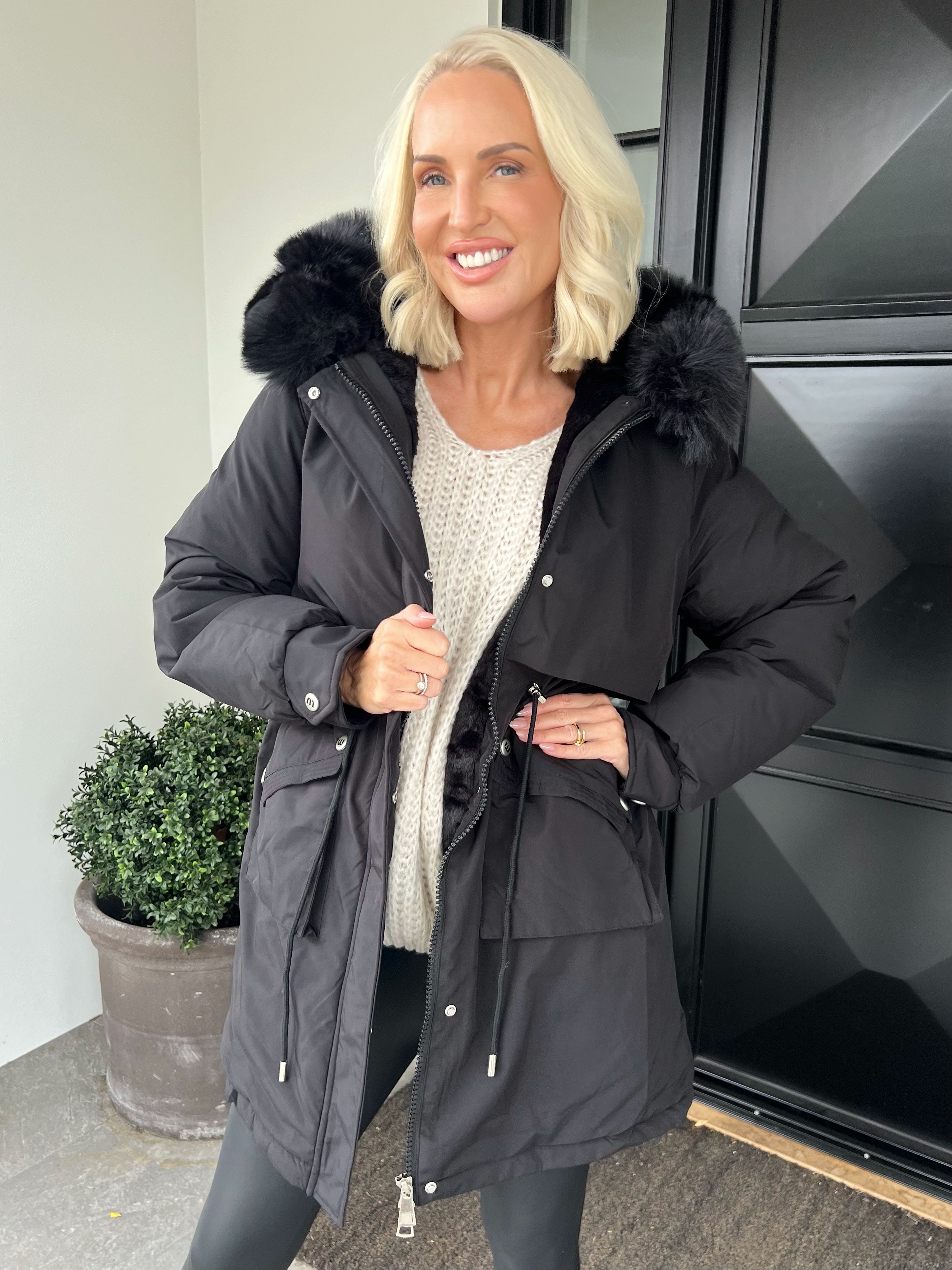 Maple - Varm dynejakke med faux fur hætte